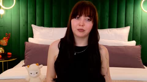 Snapshot of vanessafields chatting on 10.15.25 Vanessa online show from 10.15.25