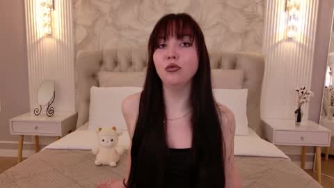 Snapshot of vanessafields chatting on 10.20.25 Vanessa online show from 10.20.25