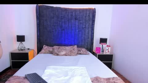 Snapshot of vanessaparis_ chatting on 11.15.25 Vanessa Sexy Paris online show from 11.15.25