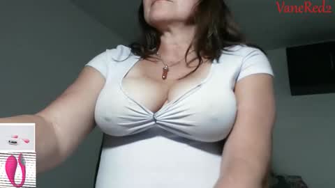 Snapshot of vanessared2 chatting on 12.20.25 Vanesared2 online show from 12.20.25