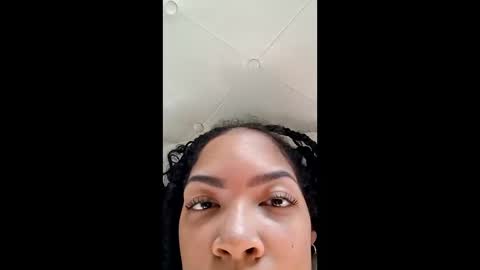 vanessareign online show from 10.04.25