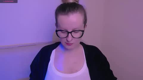 Snapshot of vanillaex_ chatting on 11.07.25 Mia online show from 11.07.25