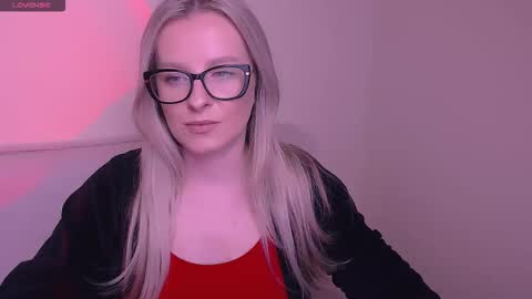 Snapshot of vanillaex_ chatting on 11.15.25 Mia online show from 11.15.25