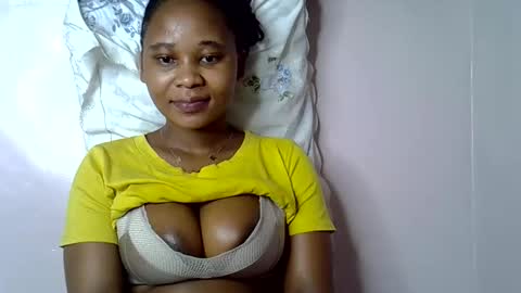 Snapshot of vanillavenus chatting on 10.25.25 vanillavenus online show from 10.25.25