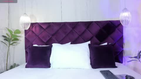 V A N N E S A   online show from 10.25.25