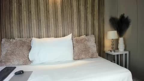 V A N N E S A   online show from 10.31.25