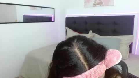 Snapshot of vannesweet_ chatting on 04.18.26 vane online show from 04.18.26