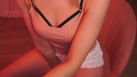 Snapshot of variety_moments chatting on 12.02.24 Heeeeey Im Hanna the art of tease online show from 12.02.24