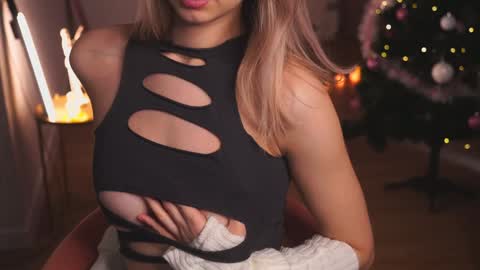 Snapshot of variety_moments chatting on 12.25.24 Heeeeey Im Hanna the art of tease online show from 12.25.24