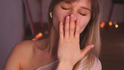 Snapshot of variety_moments chatting on 02.20.25 Heeeeey Im Hanna the art of tease online show from 02.20.25