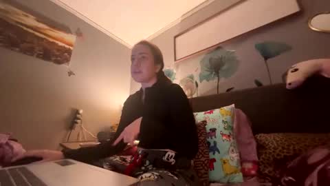 Snapshot of vaua089 chatting on 11.24.25 vaua089 online show from 11.24.25