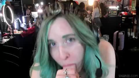 Vawnie Voulphie online show from 10.18.25