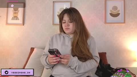 Vee Simons online show from 12.15.25