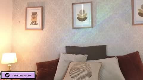 Vee Simons online show from 12.22.25