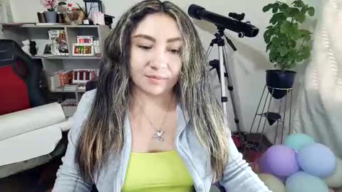 Snapshot of vellarossa chatting on 10.23.25 Im VelaI will be Christmas and New Year with my family December 22 to January 13 I will miss you guys. online show from 10.23.25