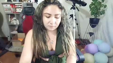 Snapshot of vellarossa chatting on 10.29.25 Im VelaI will be Christmas and New Year with my family December 22 to January 13 I will miss you guys. online show from 10.29.25