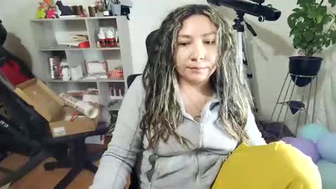 Snapshot of vellarossa chatting on 11.11.25 Im VelaI will be Christmas and New Year with my family December 22 to January 13 I will miss you guys. online show from 11.11.25