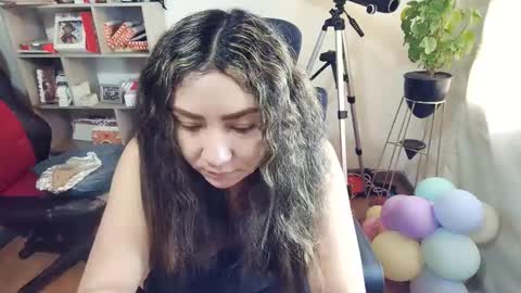 Snapshot of vellarossa chatting on 11.18.25 Im VelaI will be Christmas and New Year with my family December 22 to January 13 I will miss you guys. online show from 11.18.25