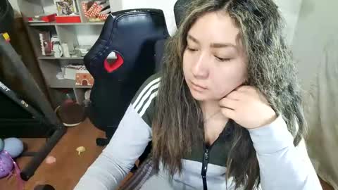 Snapshot of vellarossa chatting on 11.25.25 Im VelaI will be Christmas and New Year with my family December 22 to January 13 I will miss you guys. online show from 11.25.25