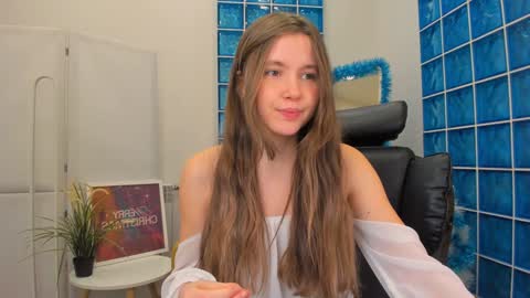 Snapshot of velvet_cherry chatting on 12.18.24 velvet_cherry online show from 12.18.24