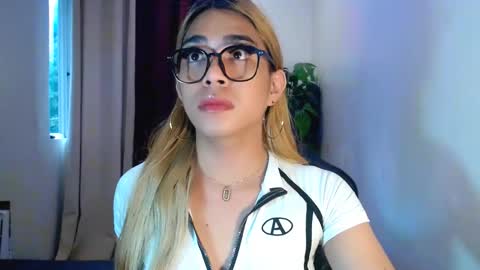 Snapshot of velvet_delux69 chatting on 10.09.25 velvet_delux69 online show from 10.09.25