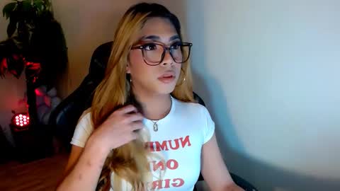 Snapshot of velvet_delux69 chatting on 11.04.25 velvet_delux69 online show from 11.04.25