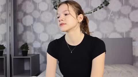 Snapshot of velvetrisque chatting on 11.04.25 Kelly online show from 11.04.25