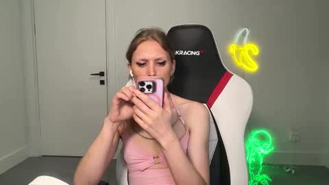 Snapshot of velvettgirl chatting on 02.18.26 VelvetTGirl online show from 02.18.26