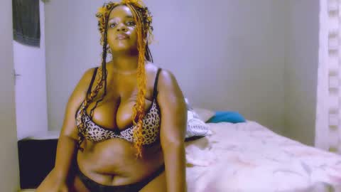 Snapshot of velvetychocolate1 chatting on 01.08.25 velvetychocolate1 online show from 01.08.25