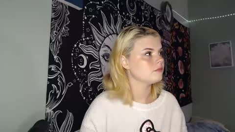 Snapshot of venusastar chatting on 09.11.25 Miss Venus online show from 09.11.25