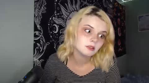 Snapshot of venusastar chatting on 09.23.25 Miss Venus online show from 09.23.25