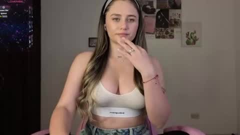 Snapshot of veronika__winslow_ chatting on 06.21.26 Vero online show from 06.21.26