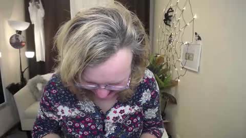 Snapshot of vestawoody chatting on 10.31.25 vestawoody online show from 10.31.25