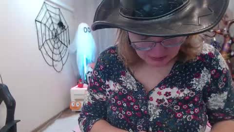 Snapshot of vestawoody chatting on 11.02.25 vestawoody online show from 11.02.25