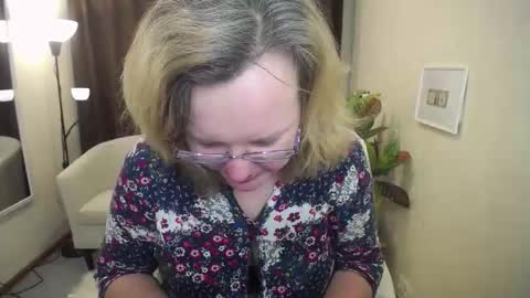 Snapshot of vestawoody chatting on 11.10.25 vestawoody online show from 11.10.25