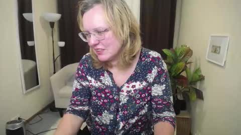 Snapshot of vestawoody chatting on 11.15.25 vestawoody online show from 11.15.25