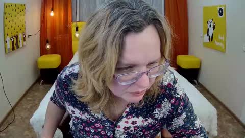 Snapshot of vestawoody chatting on 11.20.25 vestawoody online show from 11.20.25