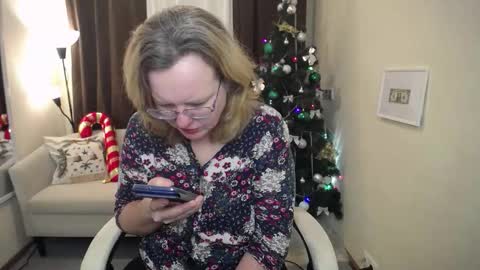 Snapshot of vestawoody chatting on 12.02.25 vestawoody online show from 12.02.25