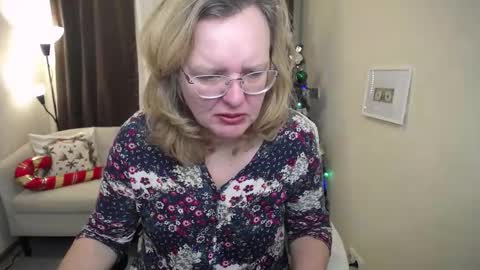 Snapshot of vestawoody chatting on 12.04.25 vestawoody online show from 12.04.25