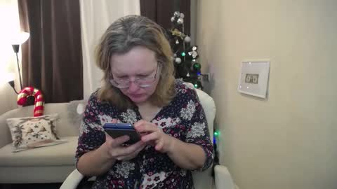 Snapshot of vestawoody chatting on 12.05.25 vestawoody online show from 12.05.25