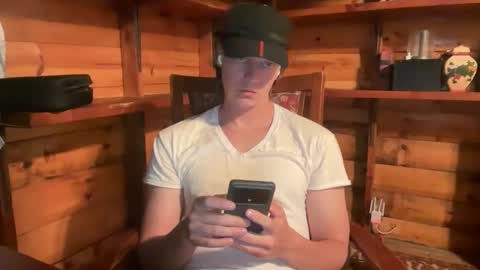 Snapshot of vexelgain chatting on 10.20.25 HendasWerout online show from 10.20.25