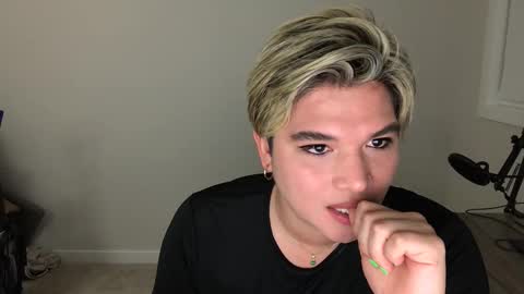 Snapshot of vfem chatting on 12.15.25 vfem online show from 12.15.25