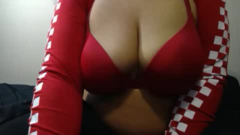 Snapshot of vibe_xxxo chatting on 01.08.26 vibe_xxxo online show from 01.08.26