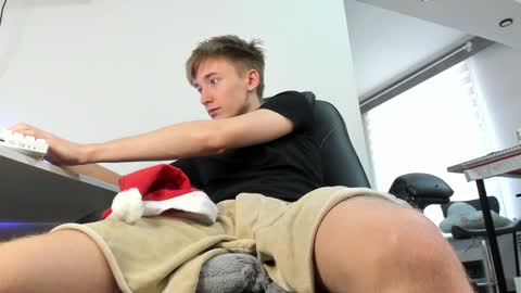 Snapshot of vibemygirl chatting on 01.01.25 vibemygirl online show from 01.01.25