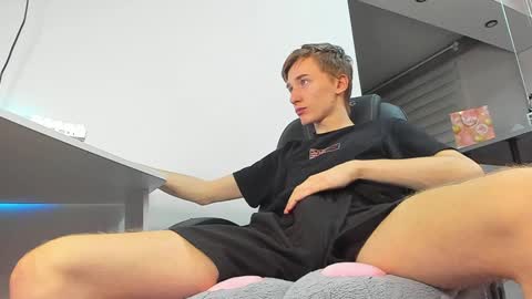 Snapshot of vibemygirl chatting on 02.04.25 vibemygirl online show from 02.04.25