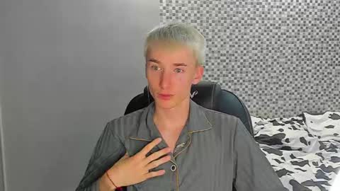 Snapshot of vibemygirl chatting on 09.15.25 vibemygirl online show from 09.15.25