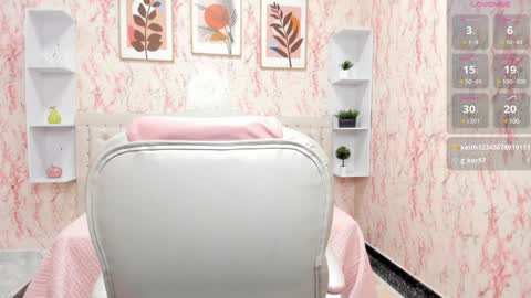 Snapshot of victoria_houston chatting on 12.12.24 Victoria Houston online show from 12.12.24