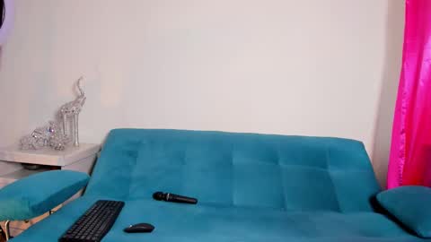 Snapshot of victoria_jhones chatting on 11.17.25 Victoria online show from 11.17.25