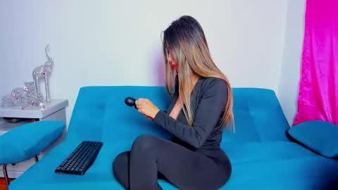 Snapshot of victoria_jhones chatting on 11.27.25 Victoria online show from 11.27.25