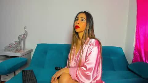 Snapshot of victoria_jhones chatting on 11.30.25 Victoria online show from 11.30.25